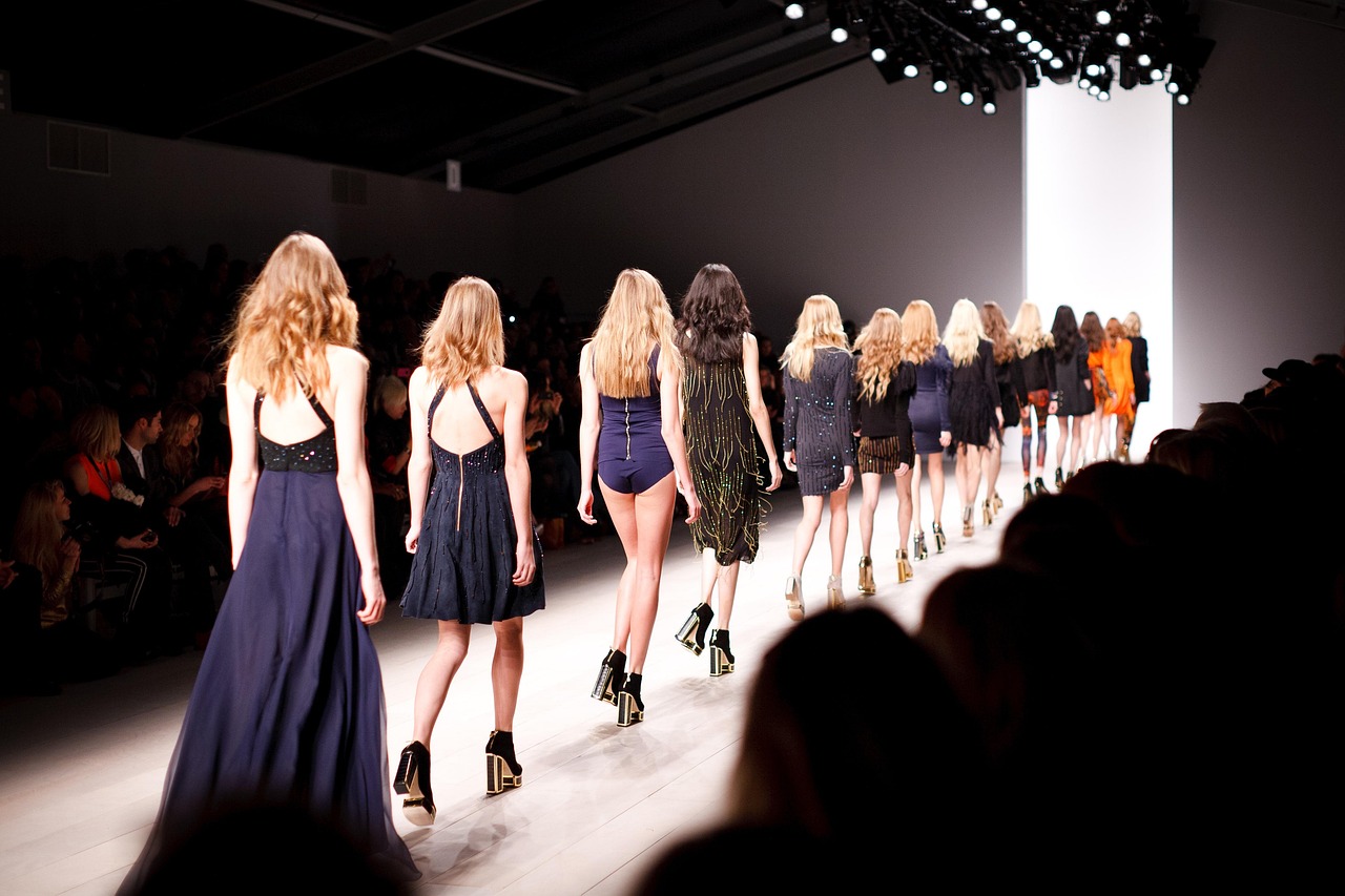 Moda ve Sanatın Buluşması: Sanat Akımlarından Esinlenen Moda Tasarımları